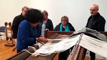 Les travail du métier à tisser expliqué aux visiteurs du musée du Pays de Sarrebourg