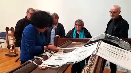 Les travail du métier à tisser expliqué aux visiteurs du musée du Pays de Sarrebourg