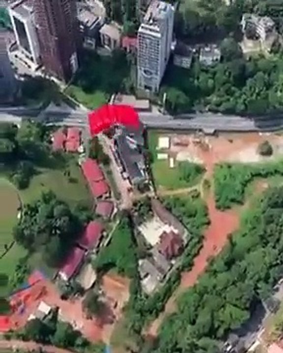 Il risque sa vie en effectuant un double saut en base jump