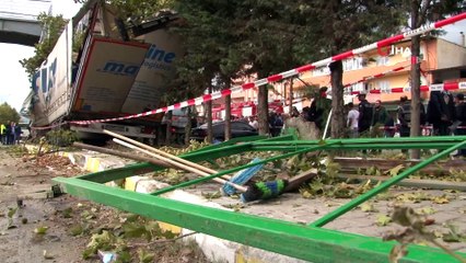 Tırın yolcu durağını biçtiği kazada: 2 öldü 3 yaralı