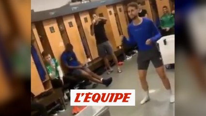Januzaj victime de l'egg challenge - Foot - WTF