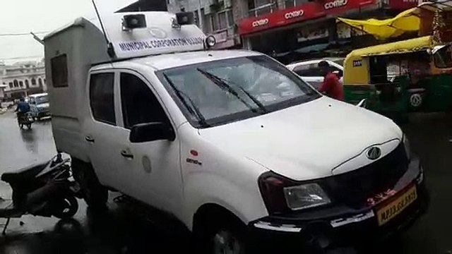 उज्जैन नगर निगम ने फूल बेचने वालों के दो काउंटर किए जप्त