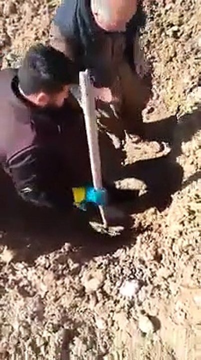 ایک لڑکی مرنے کے بعد والد کو خواب میں آئی کہ اسے بے زی پڑوسی کی وجہ سے تکلیف ہے اسے دوسری جگہ دفن کریں