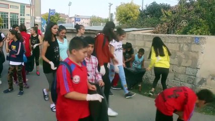 Iğdır'da gençler sokaklarda çöp topladı