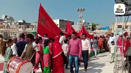 અંબાજીમાં દુર્ગાષ્ટમીએ ભક્તોએ માં અંબાના દર્શન કર્યા, 52 ગજની ધજા ચડાવી