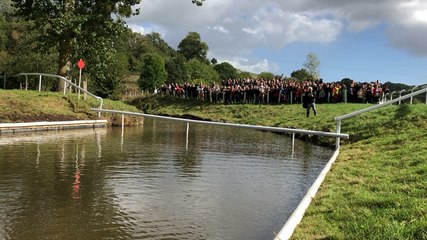 Passage du Vicoin par des jockeys de steeple-chase