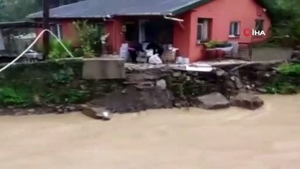 Zonguldak'ta sağanak yağış sonrası yaya köprüsü çöktü