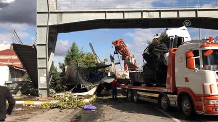 Tır otobüs durağına çarptı: 2 ölü, 3 yaralı (2)