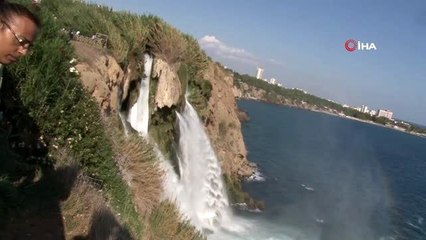 Falezlerde mahsur kalan amatör balıkçıyı deniz polisi böyle kurtarıldı