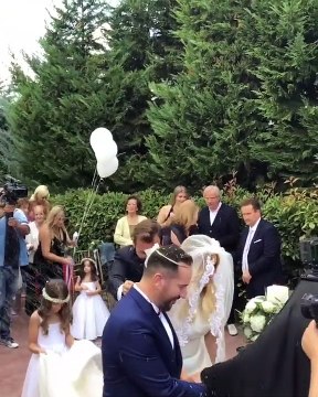 Ο χορός του Ησαΐα για ζευγάρι των media! Μπλέχτηκε με το πέπλο της η νύφη