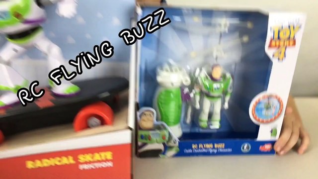 Buzz lightyear best sale flying action figure