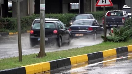 Trafik polisinin görev aşkı alkış topladı...Ayakkabılarını çıkardı, tıkanan mazgalları temizledi