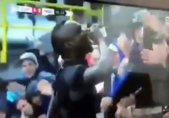 Mbaye Diagne célèbre son but en buvant...