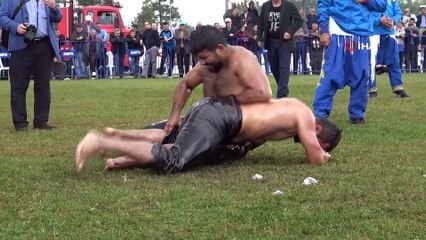 Güreş tutkusuna yağmur engel olmadı