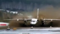 Un avion décolle sur une piste recouverte de boue : impressionnant
