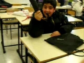 Incredibile!!! Ragazzo si schiaffeggia da solo