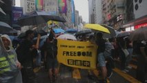 Miles de hongkoneses vuelven a tomar las calles desafiando ley anti-máscaras