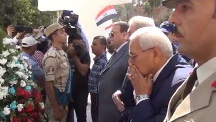محافظ الدقهلية يضع إكليلا من الزهور على قبر الجندي المجهول