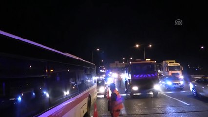 Ani fren yapan tırdaki turşu bidonları yola saçıldı - İZMİR