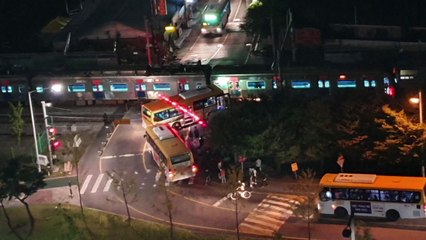 백마역 철길 건널목에서 전동차·버스 추돌...5명 부상 / YTN