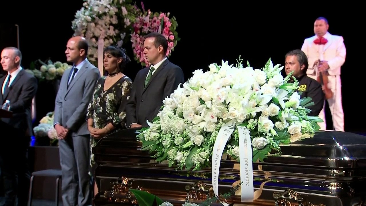 Lágrimas y serenatas en tributo en Miami a José José, el "Príncipe de la canción"