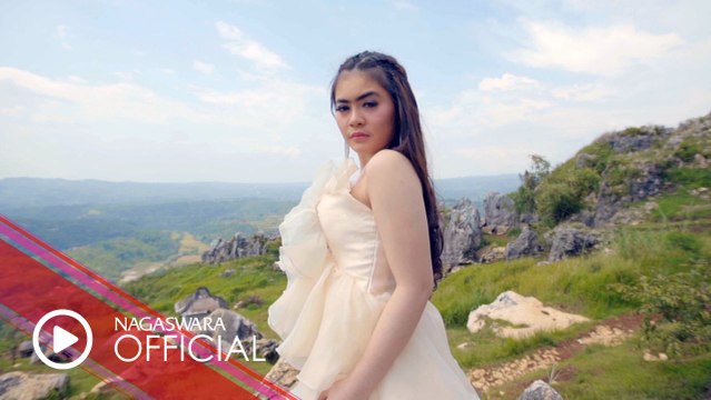 Mimie Fhara - Hatiku Terluka (Official Music Video NAGASWARA) #music Artist : Mimie Fhara Title : Hatiku Terluka Composed by : Hudan Arrangement : Donall Kinan Sammy ℗ & © 2019 NAGASWARA Audio Streaming 24/7 download app. here smarturl.id/UoYC