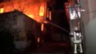 Fatih'te iki katlı metruk bina alev alev yandı