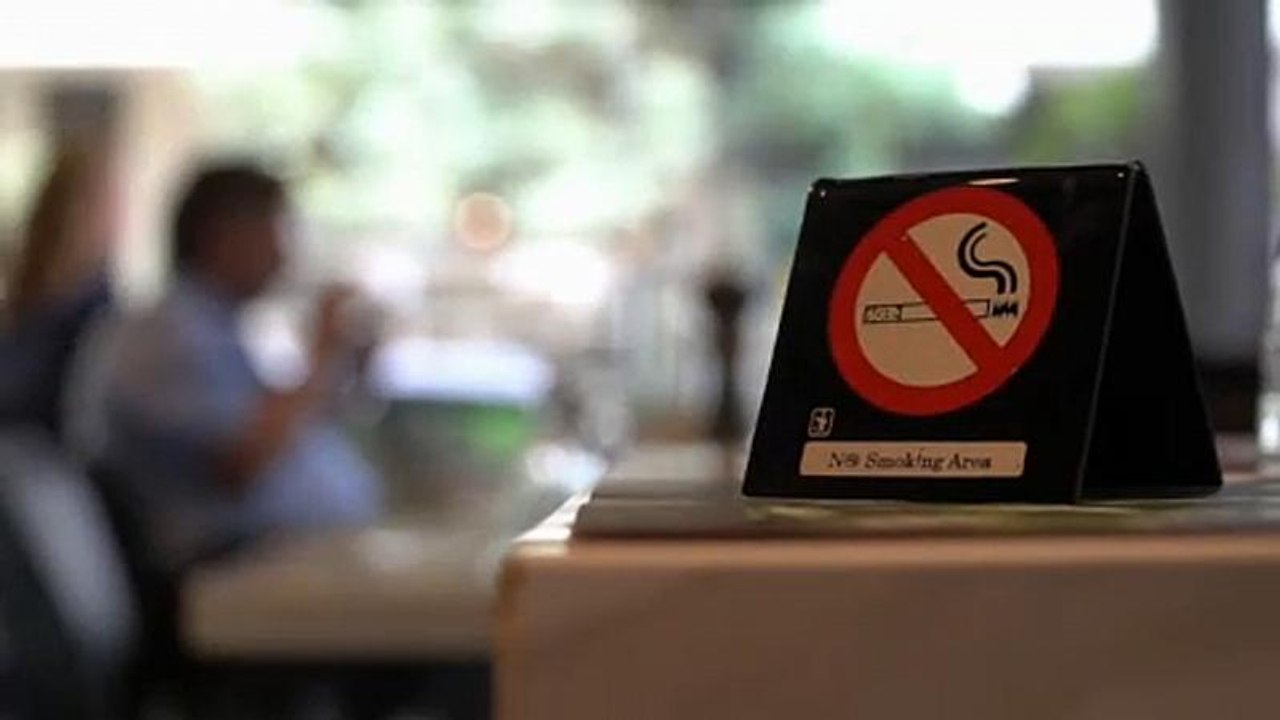 Η Ελλάδα σβήνει το τσιγάρο: Ο νόμος που δεν εφα...