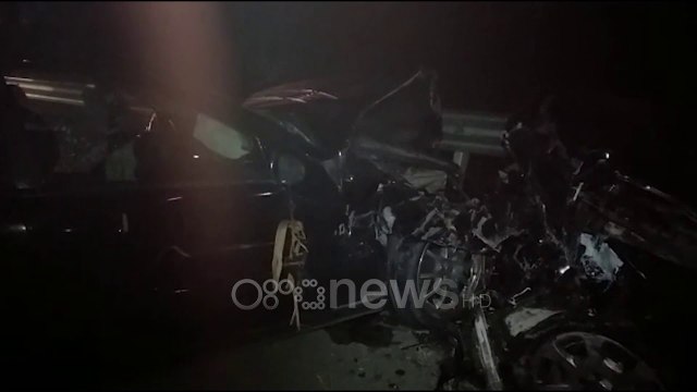 Ora News - Cërrik, përplasen dy Benza dhe një karrocë, 2 të vdekur dhe 2 të plagosur