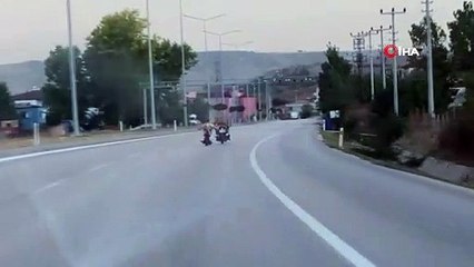 Motosiklet üstünde yatarak giden kişi tehlike saçtı
