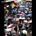 Hong Kong’da taksi eylemcilerin arasına daldı!