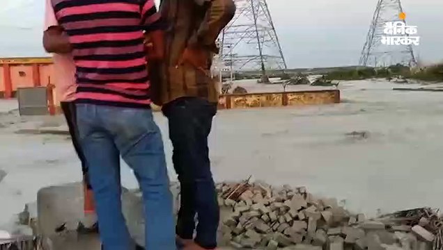 सिंगरौली में एनटीपीसी ऐश डैम टूटा, मवेशी बहे, घरों में घुसा मलबा