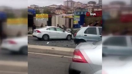 Ataşehir'de iki araç birbirine girdi: 2 yaralı