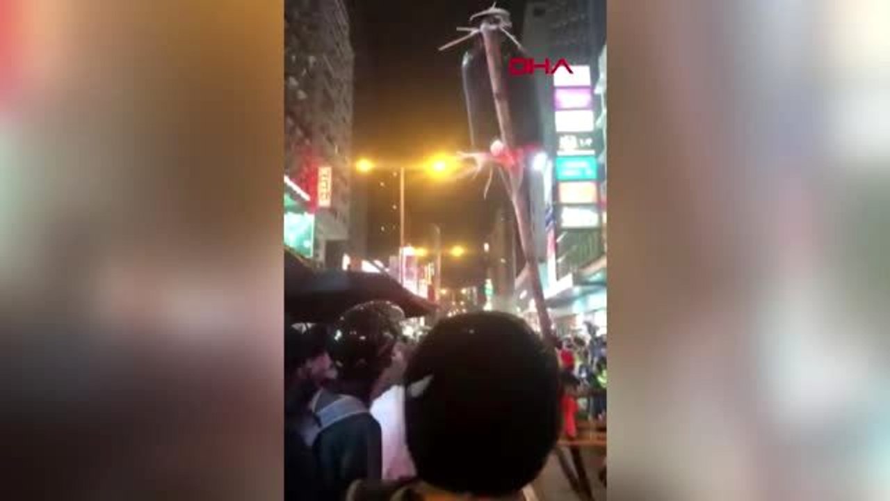 Hong kong'da eylemciler mancınıkla polise kiremit fırlattı