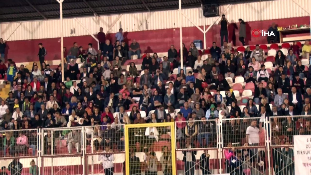 Kadınlar krampon giydi, kadına şiddete hayır maçı yaptı