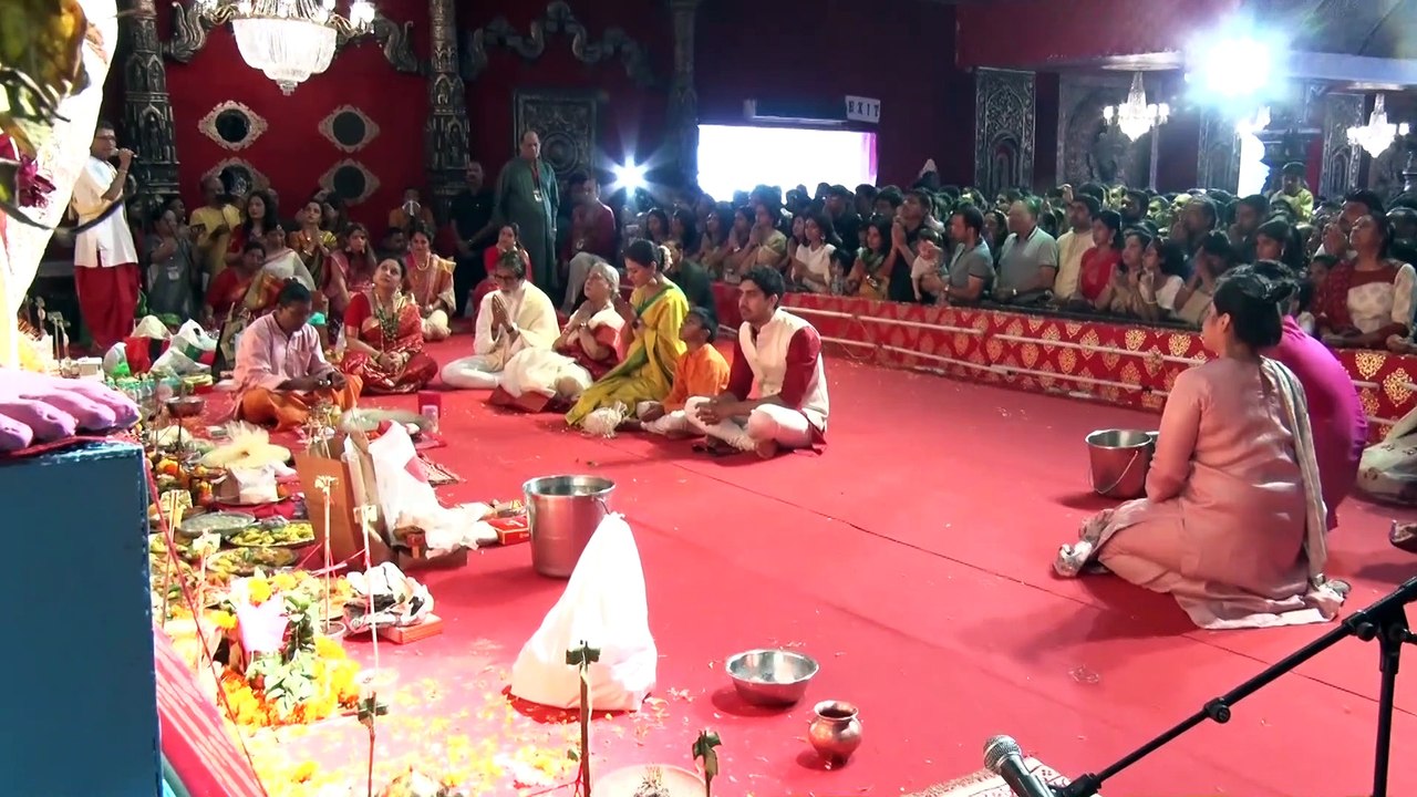 Amitabh Bachchan, Jaya Bacchan, Kajol & Others Durga Puja Pandal For Darshan