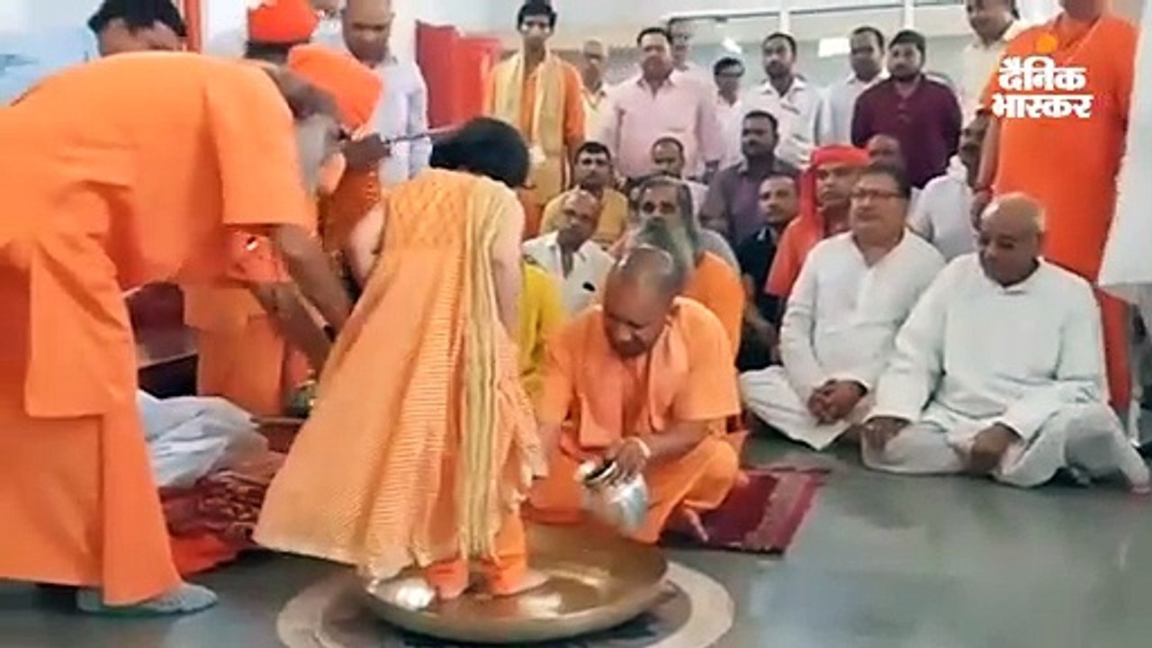 सीएम योगी ने विधि विधान से किया कन्या पूजन, नन्...
