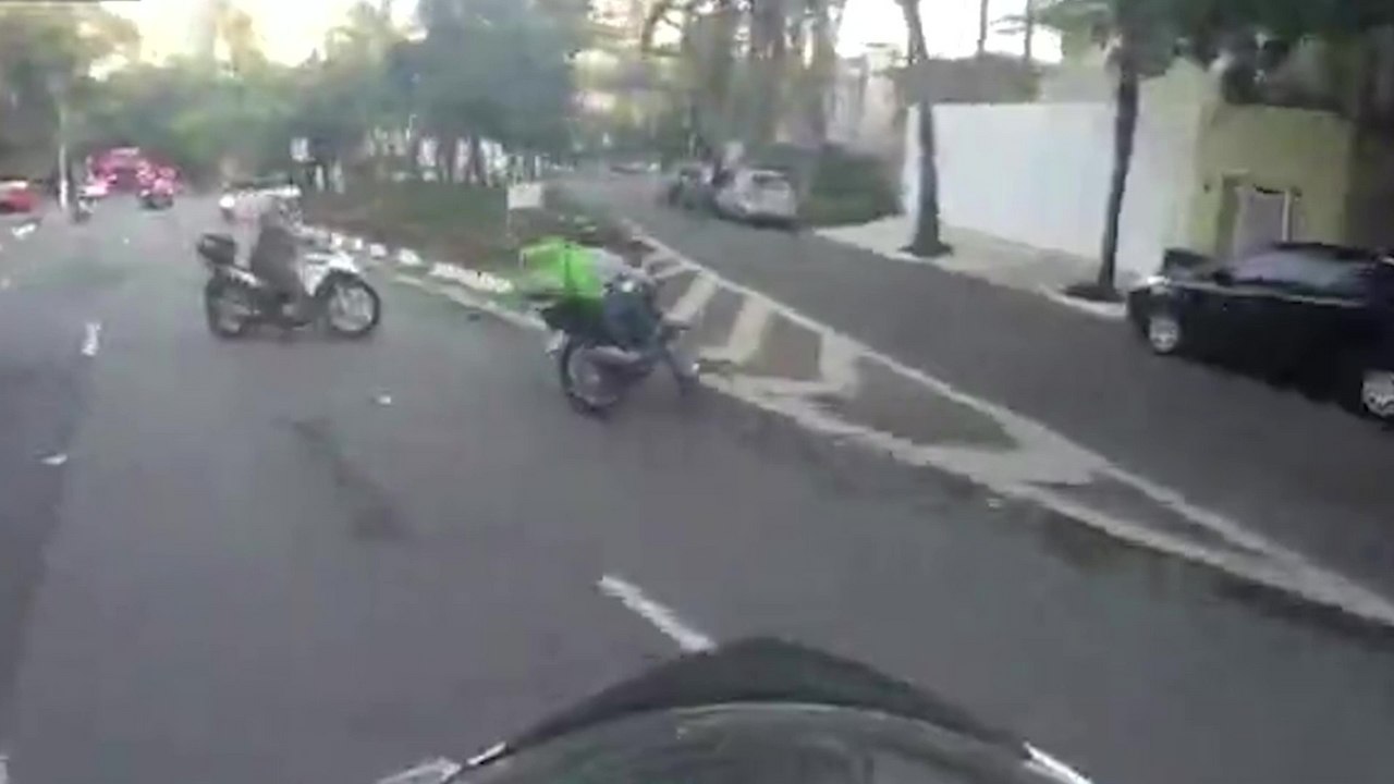 Une course-poursuite intense entre des policiers et un voleur à moto dans les rues de São Paulo