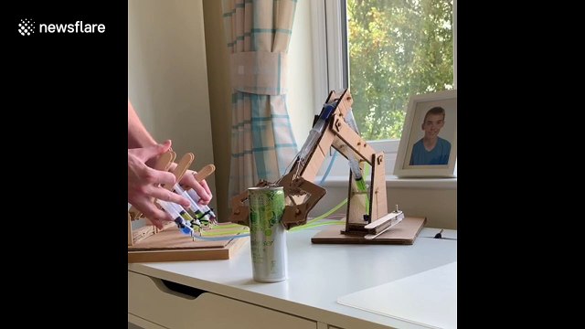 UK student makes hydraulic robotic arm from household items that moves drink