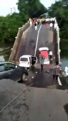 ఒక్కసారిగా కుప్పకూలిన వంతెన : నదిలో పడిన వాహనాలు(వీడియోస్)