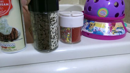 Divertida e Engraçada com Spray Cream - que é usado em  recheio e cobertura de bolo