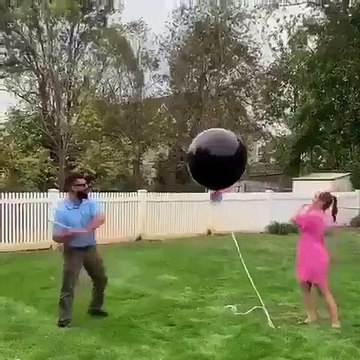 Ce couple veut savoir le sexe de leur futur bébé à l'aide d'un ballon révélateur de sexe. Découvrez le résultat