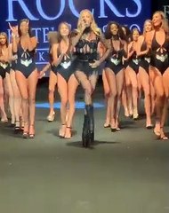 Ivana Sert'ten sahne şov! Bu kez de Ezhel'in şarkısını seslendirdi!