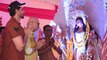 Hrithik Roshan & Rakesh Roshan reach Durga pandal to seek blessings; Watch video | FilmiBeat