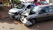 Veículos se envolvem em acidente na Rua Xavantes, no Bairro Santa Cruz