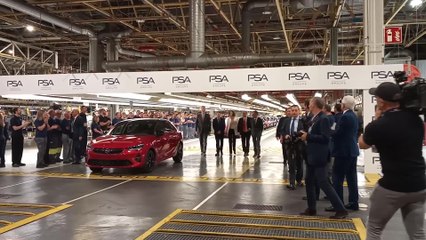 El Rey Felipe VI llega a la fábrica de Opel