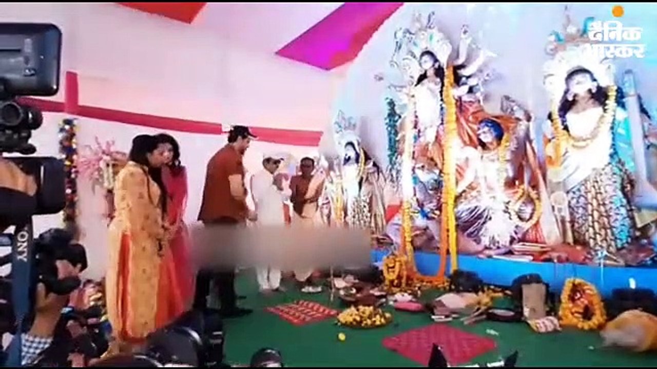 बिश्वजीत चटर्जी के पंडाल में पहुंचे राकेश और ऋत...