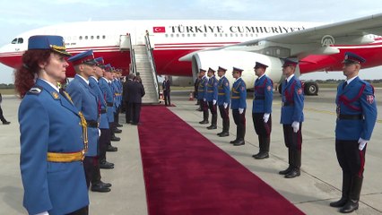 Скачать видео: Cumhurbaşkanı Erdoğan Sırbistan'da - Havalimanı karşılama - Detaylar - BELGRAD