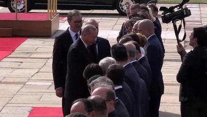 Скачать видео: Cumhurbaşkanı Erdoğan Sırbistan'da - Resmi karşılama töreni (2)