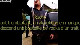 Tout tremblotant, un alcoolique en manque descend une bouteille de vodka d’un trait (Russie)